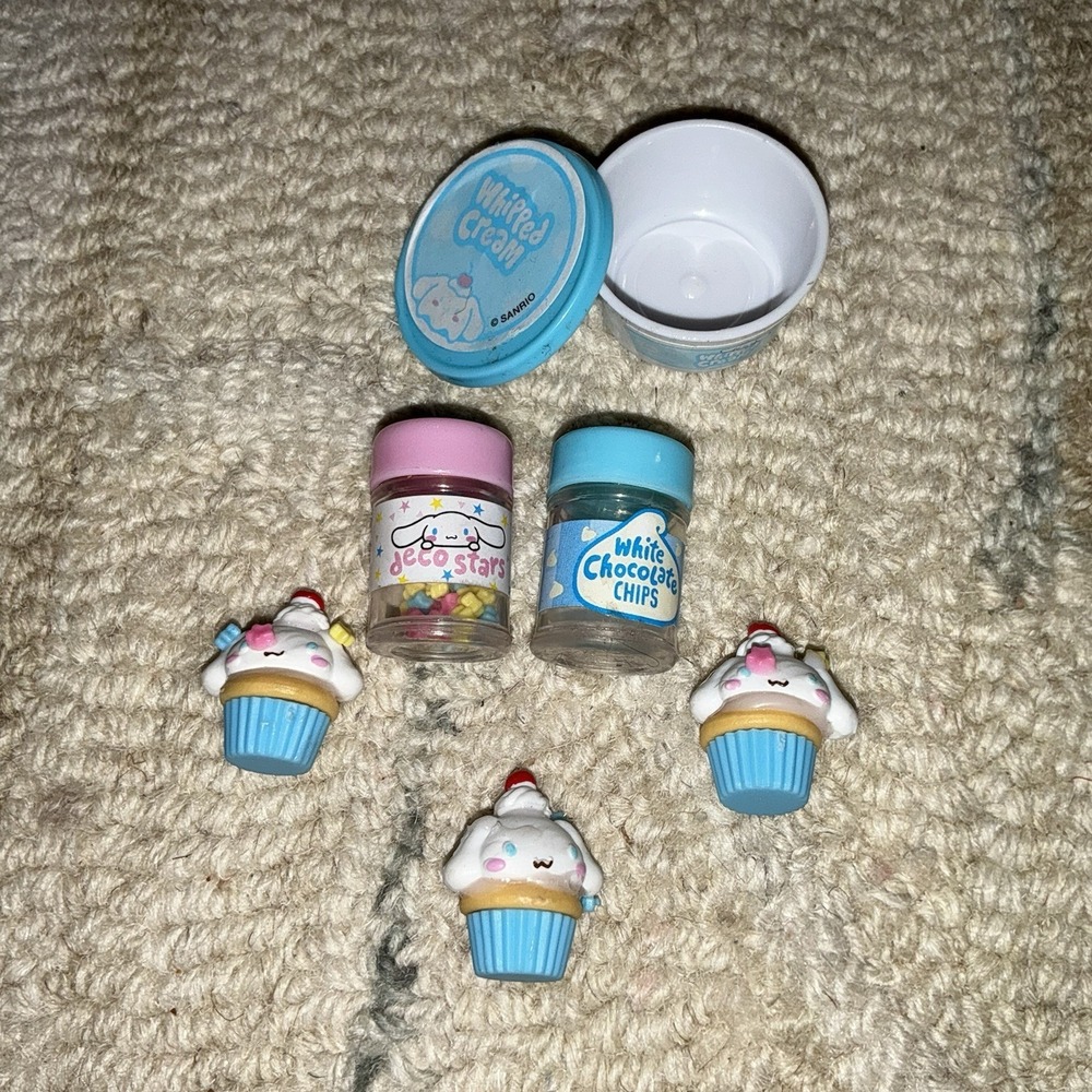 Miniverse:‎ Cinnamoroll Make it Mini Hello Kitty & Friends Series 2 Cupcakes